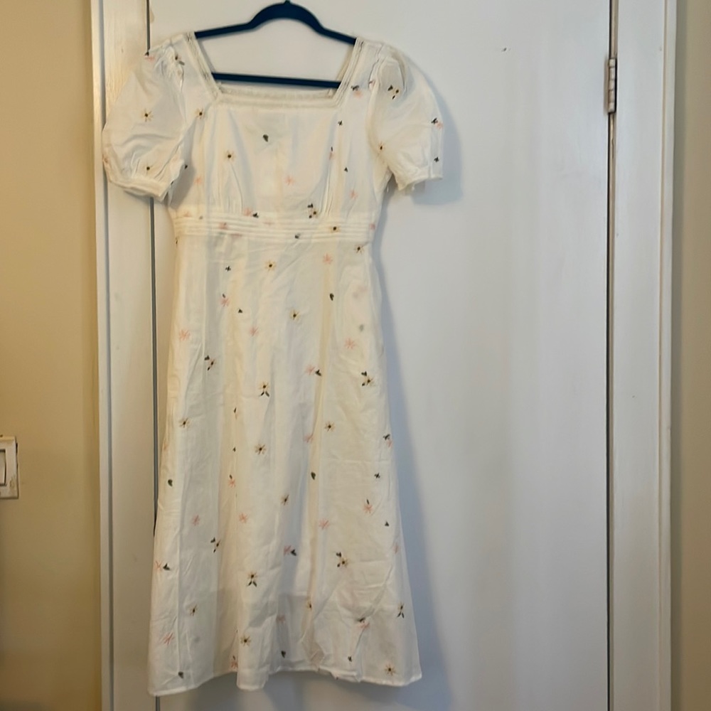 Simple Retro Alejandra Daisy white floral embroidered dress.